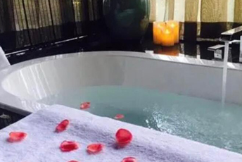 西安临潼区水疗池中的失重冥想：当身体学会漂浮